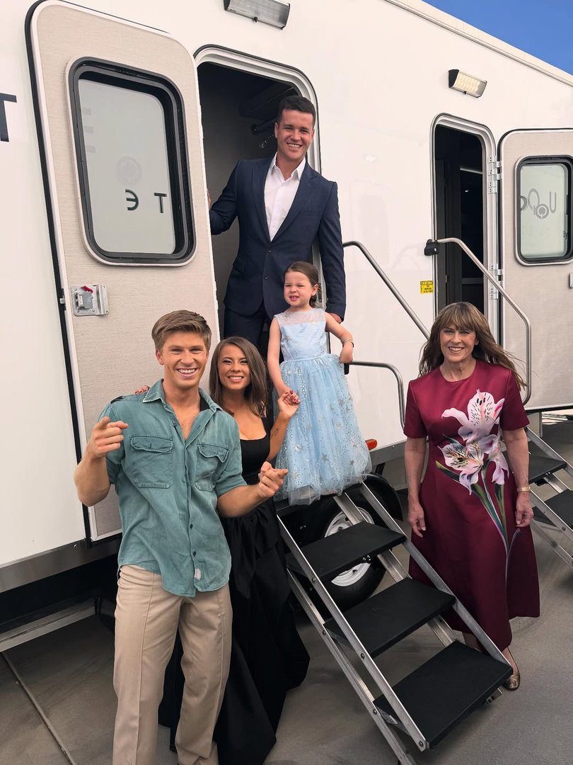 The entire Irwin gang arrived to cheer on Robert for his dancing debut.