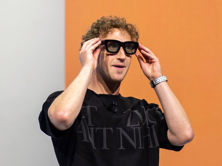 Mark Zuckerberg, head of the Facebook group Meta, shows the prototype of computer glasses that can display digital objects in transparent lenses. 