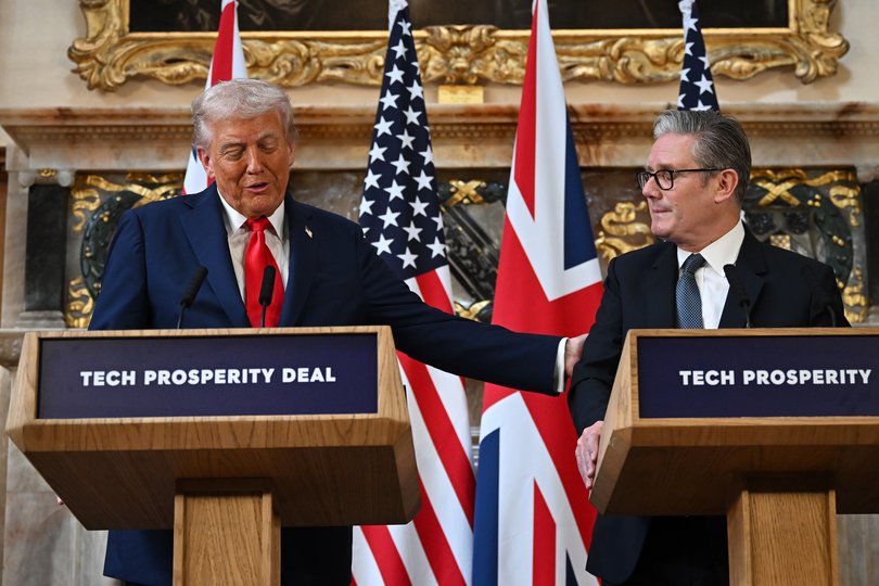 Donald Trump pats Keir Starmer on the back.