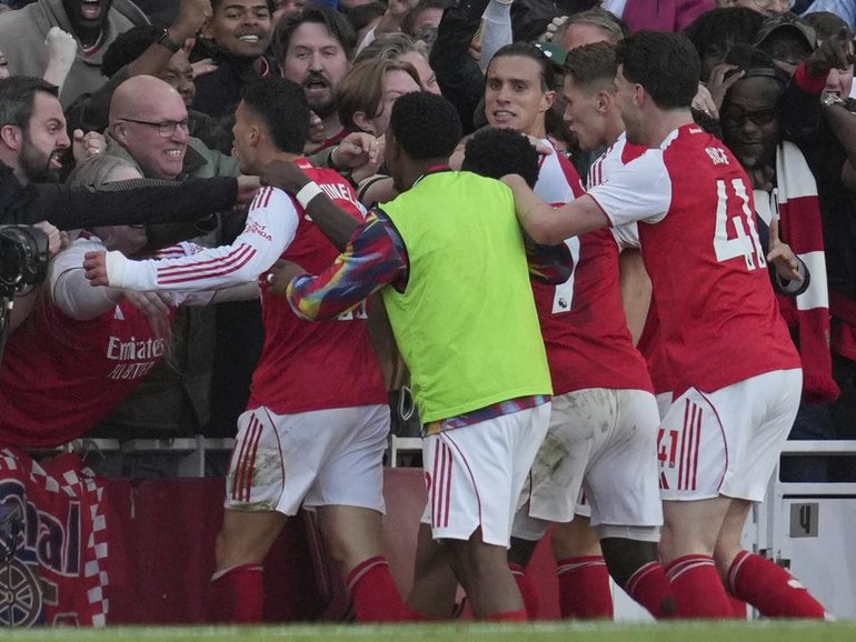 Arsenal celebrate their late equaliser in the draw against Manchester City at the Emirates Stadium. 