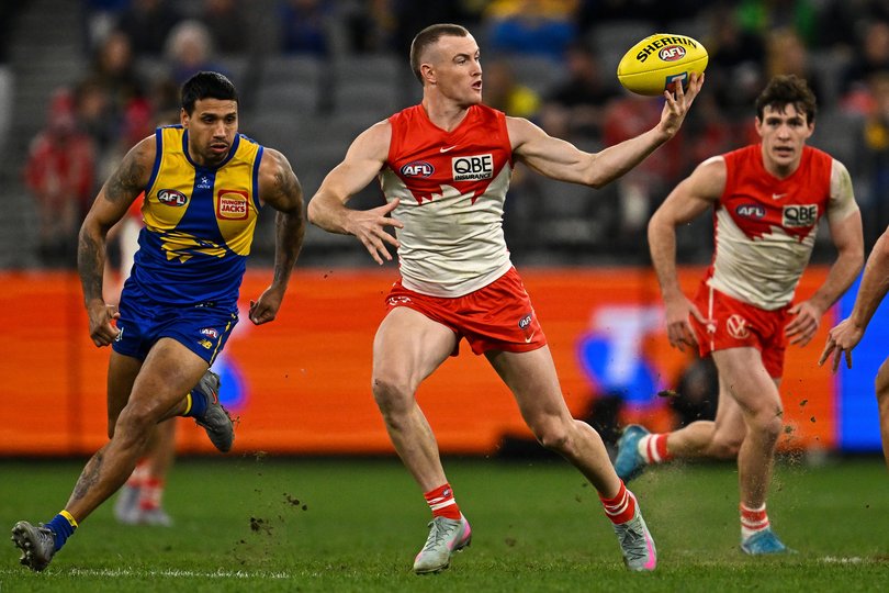 PERTH, AUSTRALIA - AUGUST 23: Chad Warner of the Swans gathers the ball during the 2025 AFL Round 24 match between the West Coast Eagles and the Sydney Swans at Optus Stadium on August 23, 2025 in Perth, Australia. (Photo by Daniel Carson/AFL Photos)