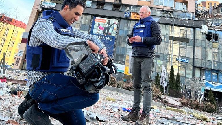 7NEWS cameraman Simon Hydzik with 7NEWS reporter Chris Reason in Ukraine.