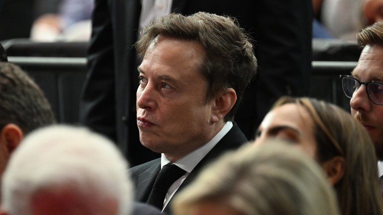 Elon Musk has long been estranged from his father, Errol Musk. 