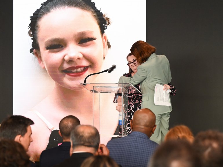 Emma Mason leads a ceremony in New York attended by high-level European leaders, urging them to ban children from social media.
