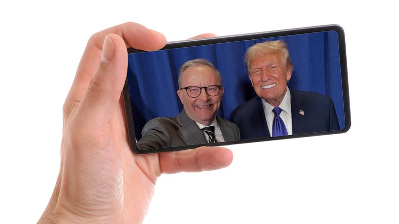 Anthony Albanese snaps a selfie with Donald Trump.