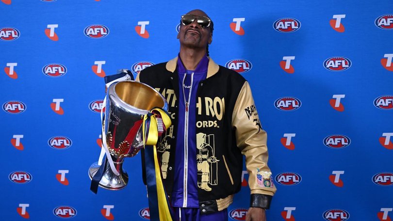 Snoop Dogg refused to pick Geelong or Brisbane for the grand final but was happy to hold the trophy. (James Ross/AAP PHOTOS)