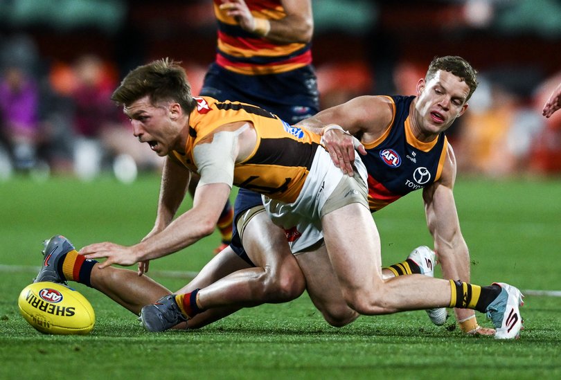 Will Day competes with  Mitchell Hinge during the AFL semifinal between Adelaide and Hawthorn.
