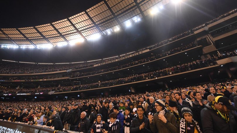 Epidemiologists warn of the risk of measles spreading through travel from Queensland to the MCG.