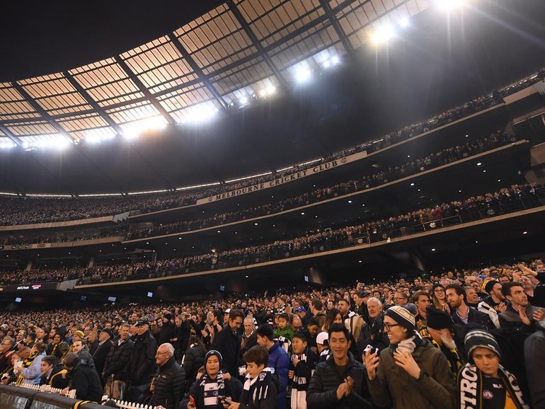 Epidemiologists warn of the risk of measles spreading through travel from Queensland to the MCG.