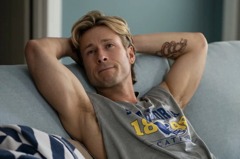 Glen Powell as Russ sans prosthetics.