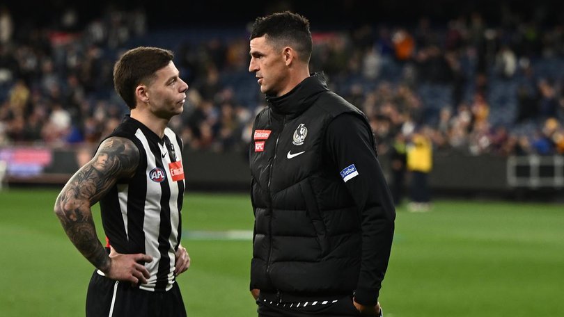 Jamie Elliott, here with Scott Pendlebury (r), has decided to stay at the Magpies. (Joel Carrett/AAP PHOTOS)