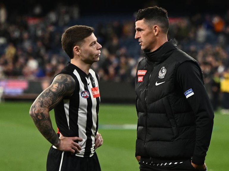 Jamie Elliott, here with Scott Pendlebury (r), has decided to stay at the Magpies. (Joel Carrett/AAP PHOTOS)