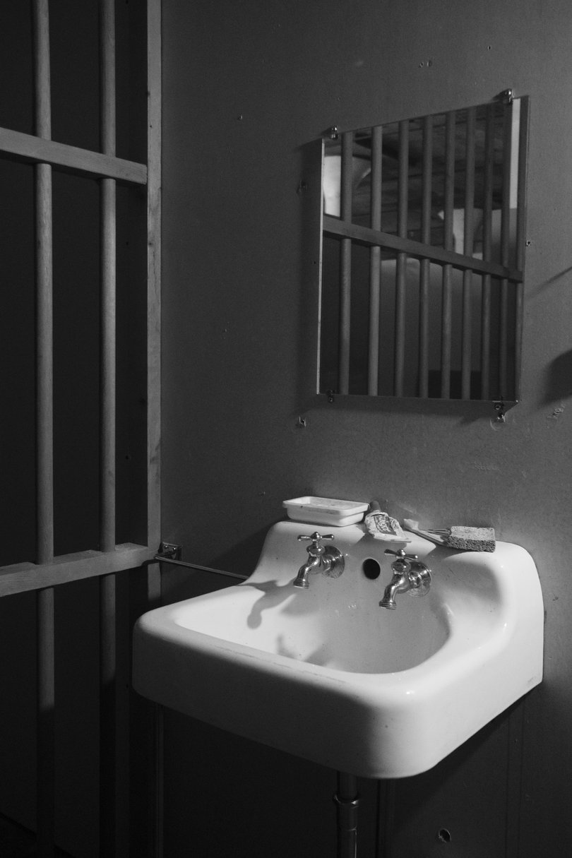 The sink and mirror in the cage, part of Tehching Hsieh's installation “One Year Performance 1978-1979 (Cage Piece)“.