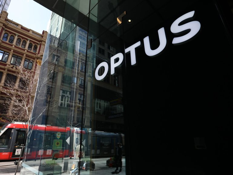 Telcos will be forced to provide real-time updates of triple-0 outages from next month.