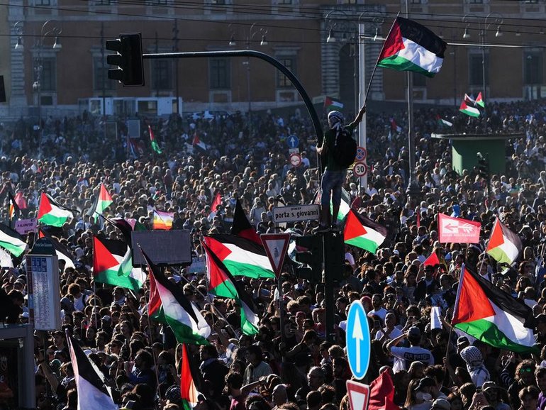 Thousands of pro-Palestinian demonstrators marched in Rome. (AP PHOTO)