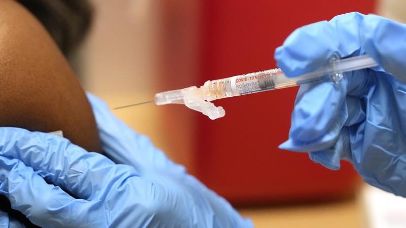 Major US medical societies continue to recommend COVID shots for younger children and pregnant women.