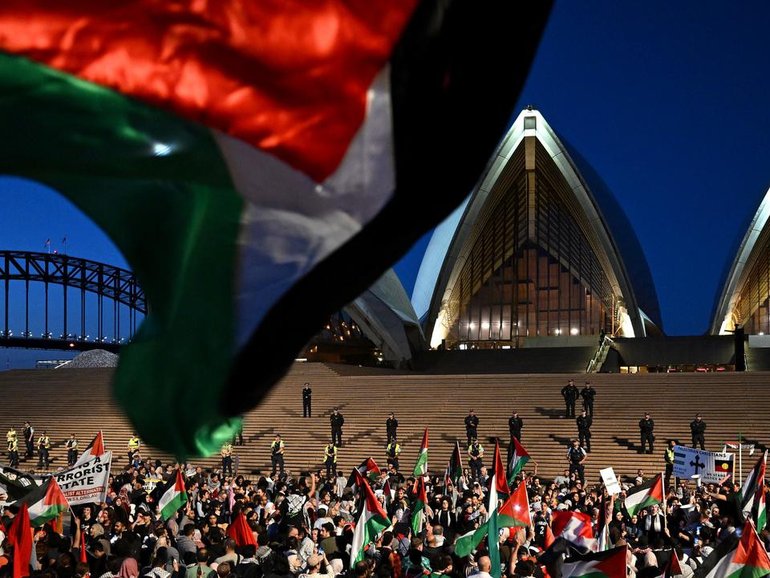 A pro-Palestine rally was held at the Sydney Opera House two days after the Hamas attack on Israel. (Dean Lewins/AAP PHOTOS)