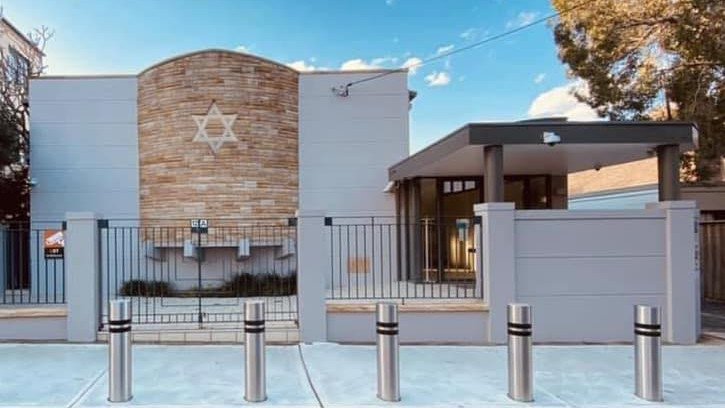 A man has been arrested after allegedly pointing a gun at a Sydney synagogue.