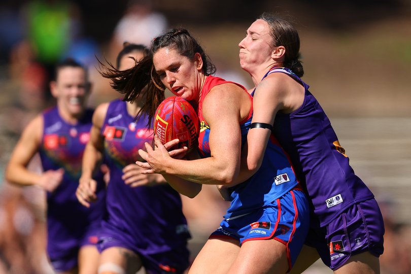 Sarah Verrier of the Dockers tackles Gabrielle Colvin.