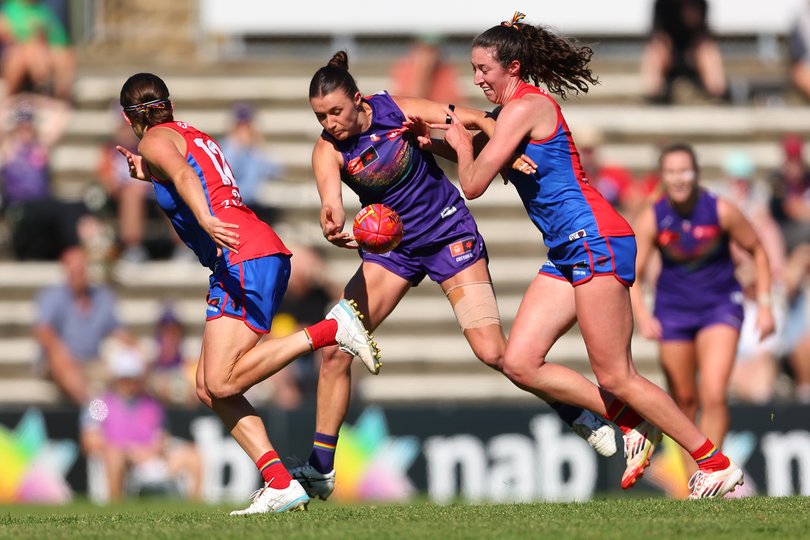 Emma O'Driscoll fights for the footy.