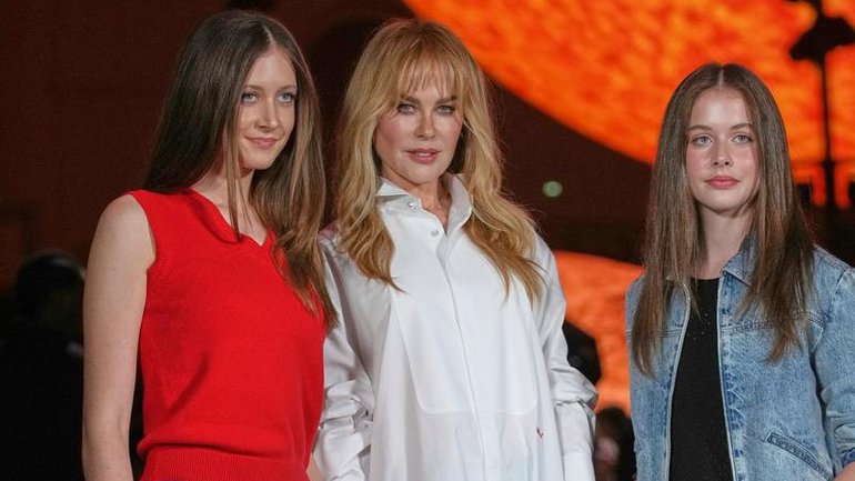 Nicole Kidman made her first post-divorce appearance in Paris, flanked by her teenage daughters.