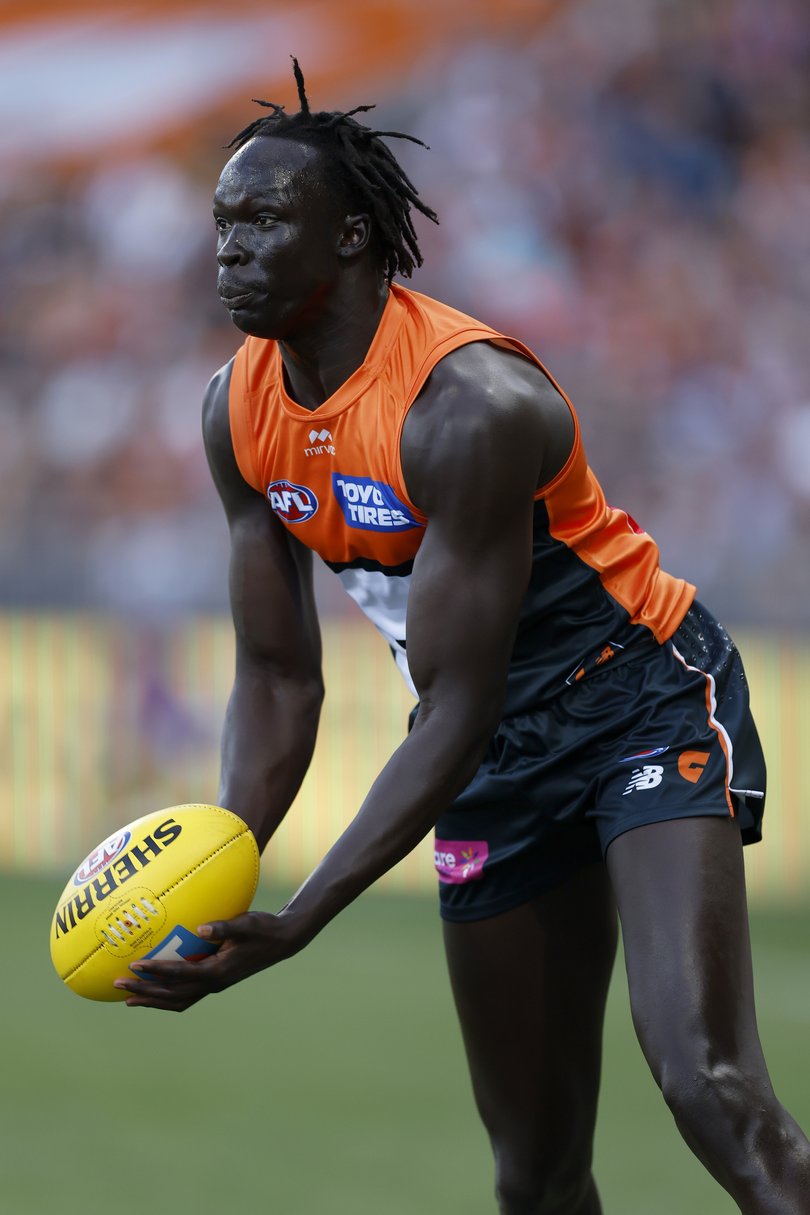 SYDNEY, AUSTRALIA - SEPTEMBER 06: Leek Aleer of the Giants handballs during the AFL Elimination Final match between Greater Western Sydney Giants and Hawthorn Hawks at ENGIE Stadium on September 06, 2025 in Sydney, Australia. (Photo by Darrian Traynor/Getty Images via AFL Photos)