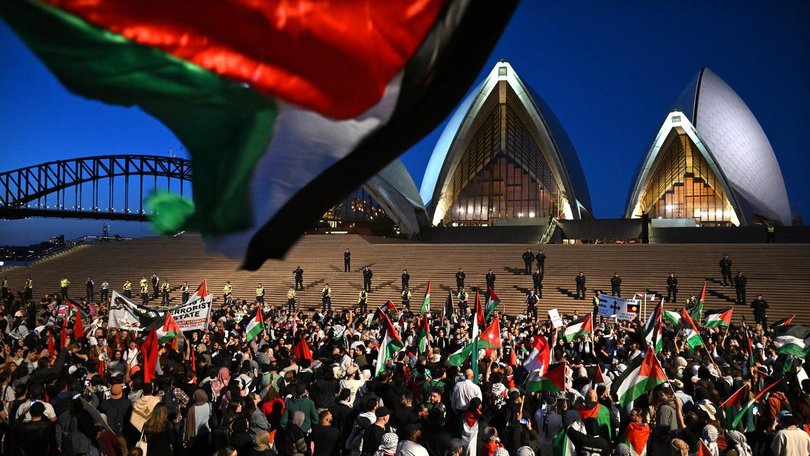 Police say having 40,000 protesters outside the Opera House has ‘disaster written all over it’. (Dean Lewins/AAP PHOTOS)