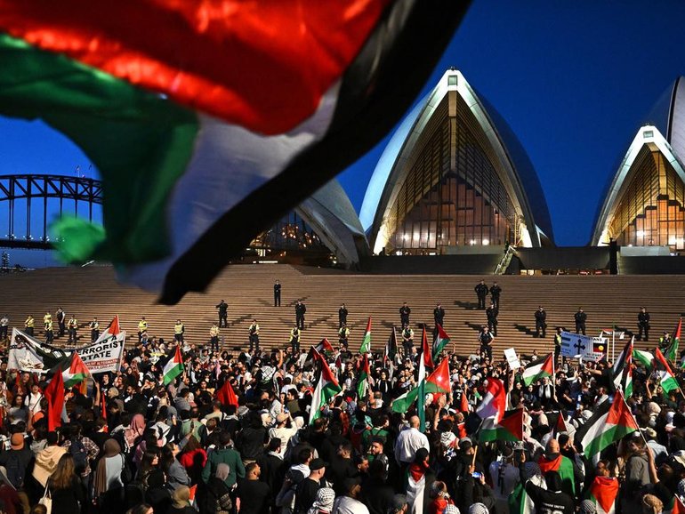 Police say having 40,000 protesters outside the Opera House has ‘disaster written all over it’. (Dean Lewins/AAP PHOTOS)