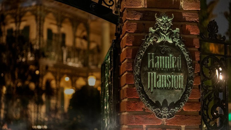 Woman dies during the haunted mansion ride at Disneyland.