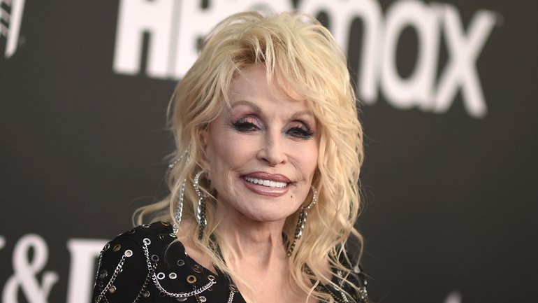Dolly Parton arrives at the Rock & Roll Hall of Fame Induction Ceremony on Saturday, Nov. 5, 2022, at the Microsoft Theater in Los Angeles. (Photo by Richard Shotwell/Invision/AP)