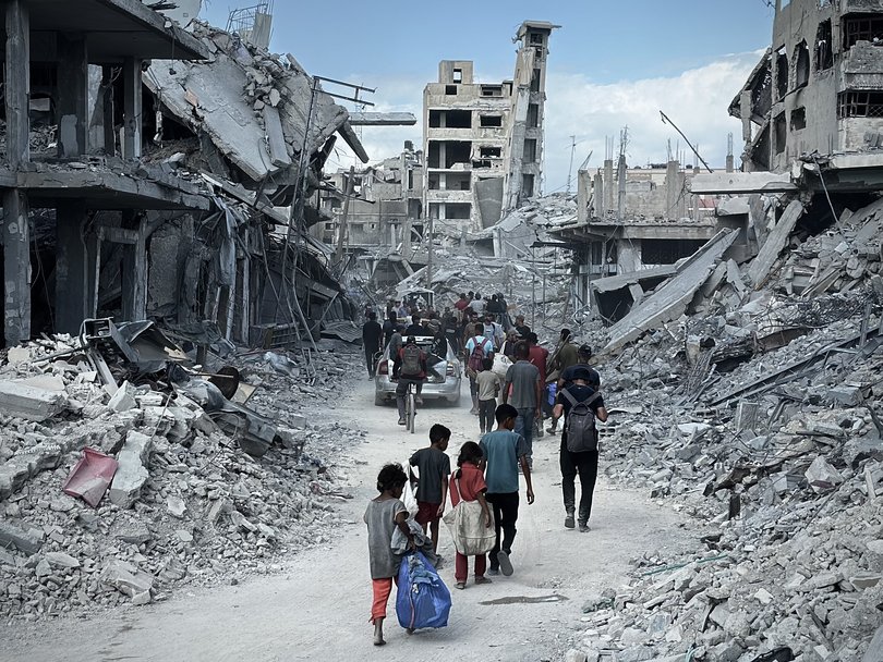 Palestinians begin to return their homes damaged and destroyed homes.