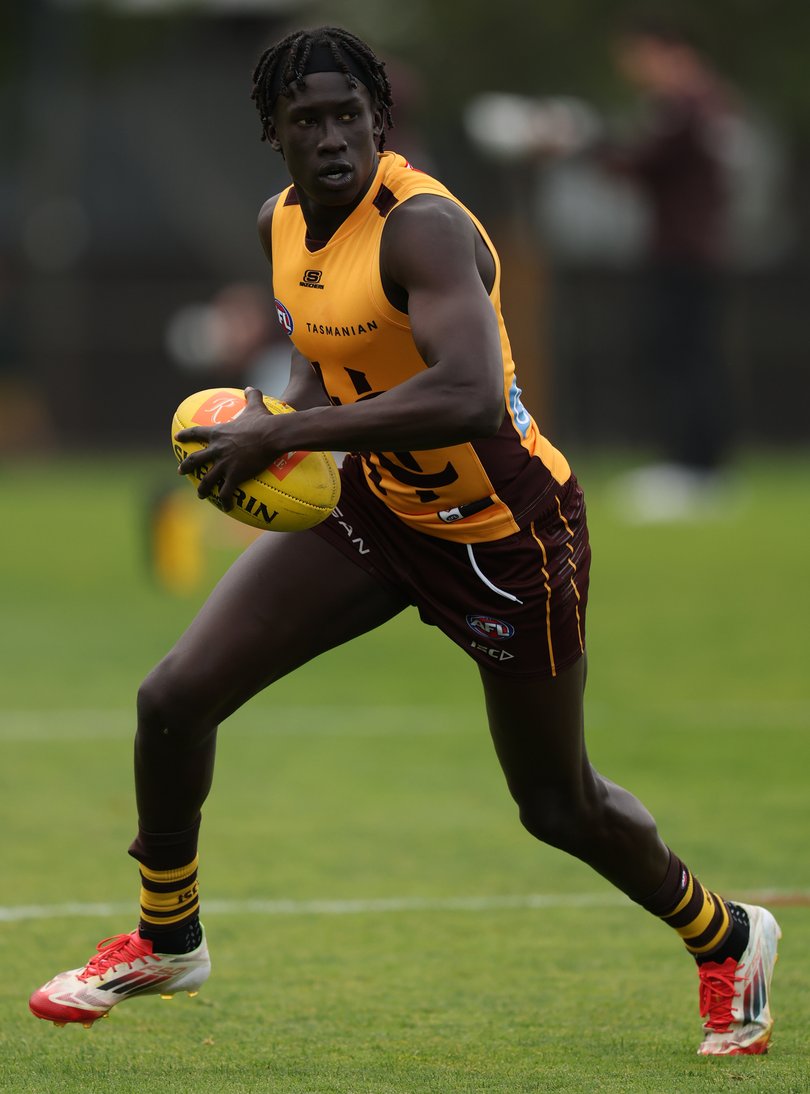 MELBOURNE, AUSTRALIA - SEPTEMBER 17: Changkuoth Jiath of the Hawks runs with the ball during a Hawthorn Hawks AFL training session at Waverley Park on September 17, 2025 in Melbourne, Australia. (Photo by Robert Cianflone/Getty Images)