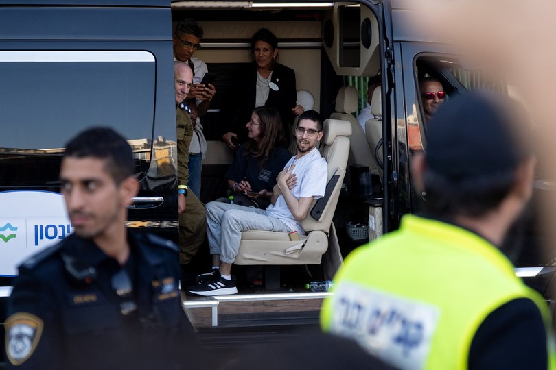 Former hostage Evyatar David gestures to the crowd outside Beilinson Hospital in the Rabin Medical Centre.