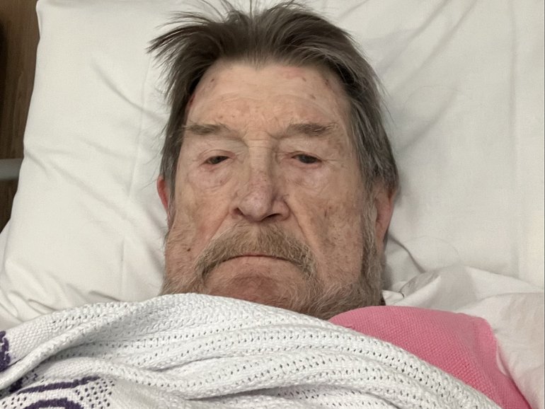 A picture of Derryn Hinch in a hospital bed was posted on Facebook.