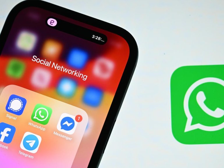 Meta will introduce AI supervision tools for parents from early-2026. (James Ross/AAP PHOTOS)