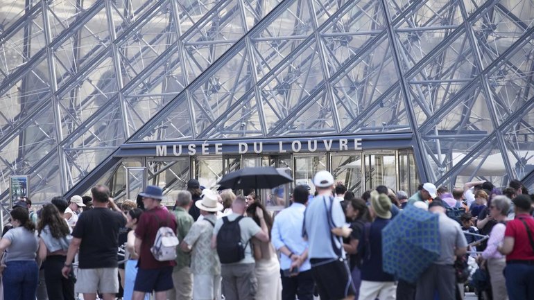 Paris's Louvre museum closed for the day after thieves allegedly broke into the famed attraction. (AP PHOTO)