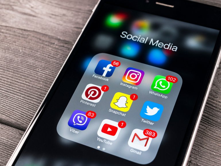 Amazon’s cloud computing service has been hit by a major outage, disrupting many online services like Snapchat, Roblox and Signal.