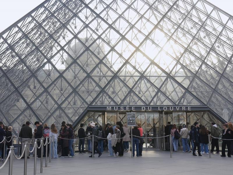 Visitors queued to enter the Louvre museum three days after jewels were stolen in a daring heist. (AP PHOTO)