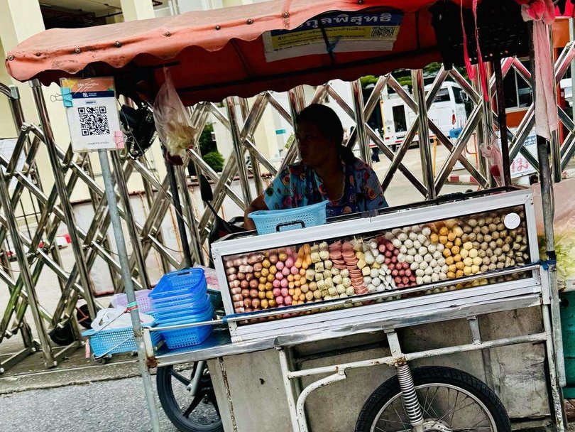 A street food vendor on Charoen Krung 32.