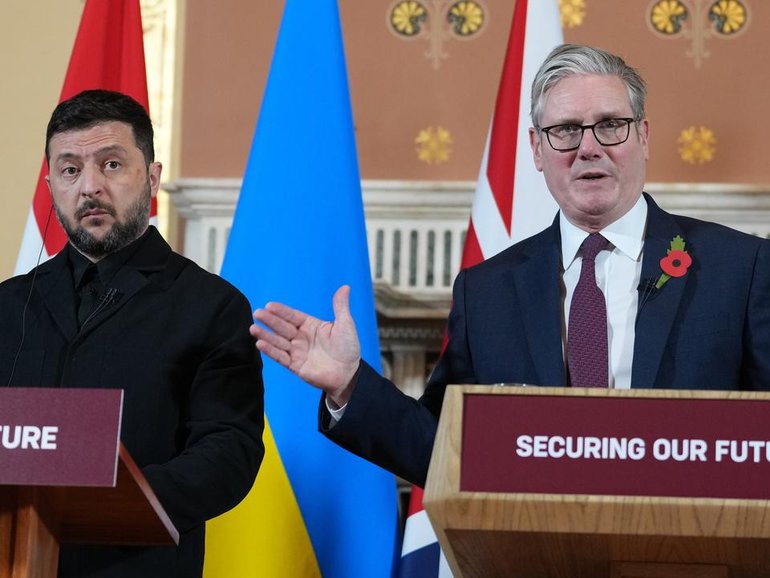 Ukraine President Volodymyr Zelenskiy has met with British Prime Minister Keir Starmer in London. (AP PHOTO)