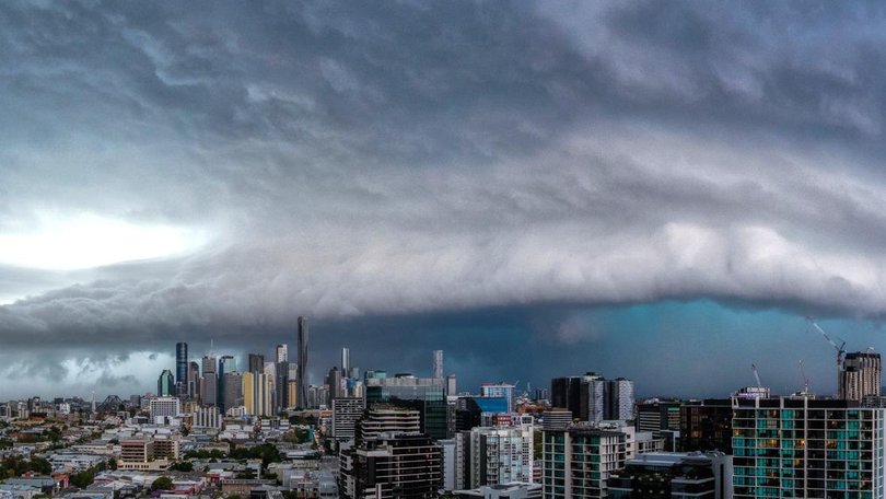 Hugeshelf storm cloud over Brisbane on Sunday. Picture: Allan Hansen.