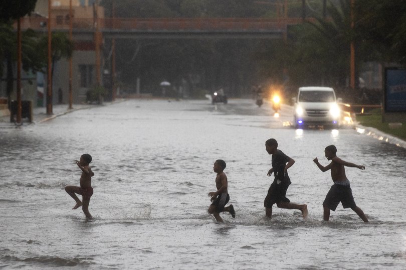 More than 647,000 users are without drinking water in the Dominican Republic after rains from Hurricane Melissa affected dozens of aqueducts.