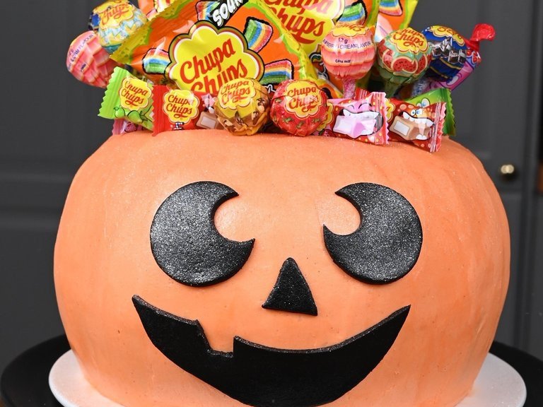 Dan Pasquali’s jack-o’-lantern bundt cake