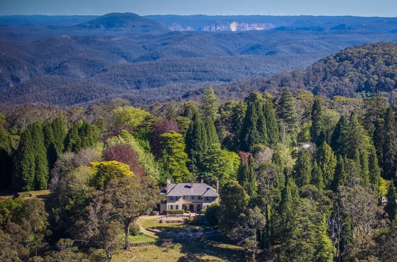 Just two hours from Sydney the home borders national parkland.