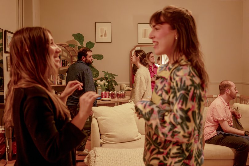 From left, in the foreground, Cassie Perez and Rebecca Jahnke during a gathering of Rabbi Danny Stein’s Jewish community group.