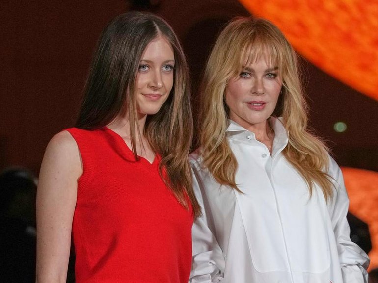Nicole Kidman made her first post-divorce appearance in Paris, flanked by her teenage daughters. (AP PHOTO)