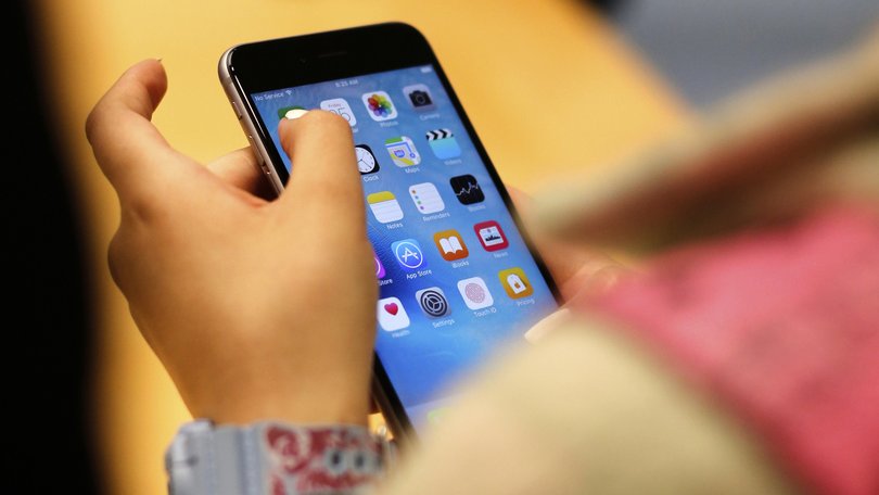 A sneak peak inside strangers Notes app on their phone.