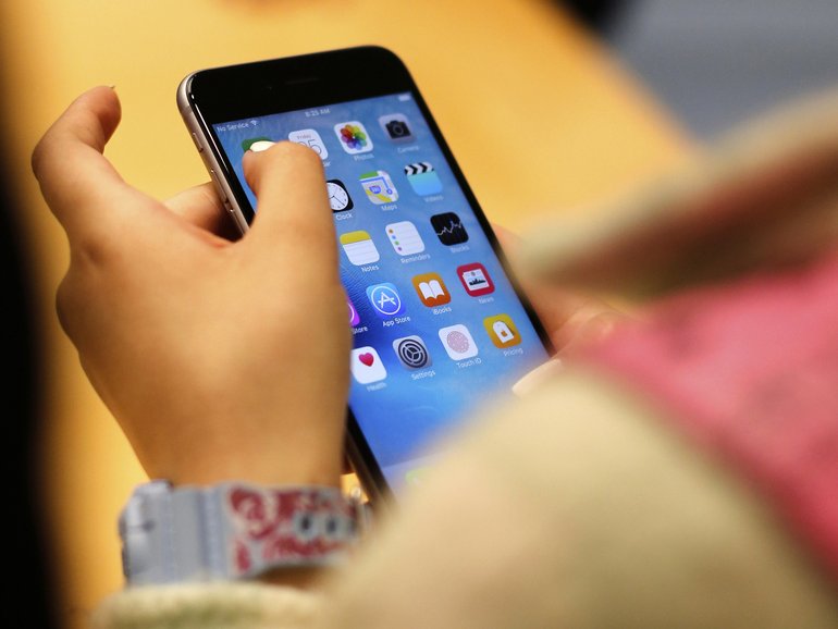 A sneak peak inside strangers Notes app on their phone.