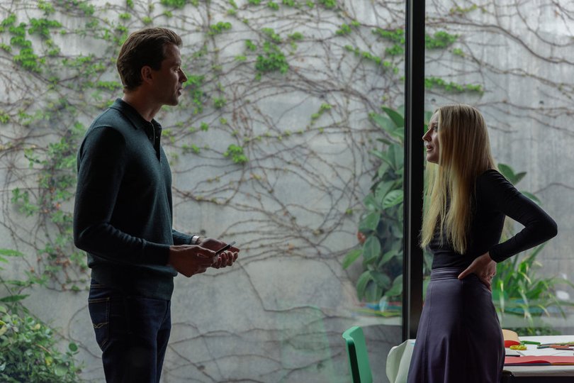 Thomas Cocquerel as Richie Kaminski and Dakota Fanning as Jenny Kaminski. MUST CREDIT: Sarah Enticknap/Peacock