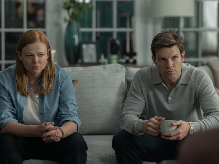Sarah Snook as Marissa Irvine and Jake Lacy as Peter Irvine in Peacock’s “All Her Fault.” MUST CREDIT: Sarah Enticknap/Peacock